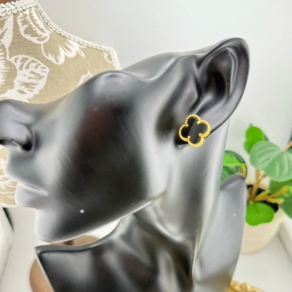 Lucky Alhambra Clover Earrings with Logo – Sterling Silver - Picture 8 of 9